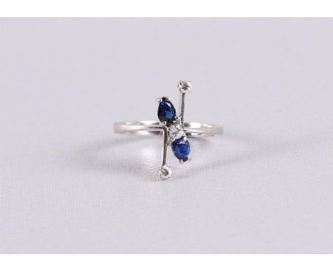 An 18 kt 750/1000 gold design ring with 2 pear-shaped blue sapphires and 3 brilliants. Ring size 17.5 mm.