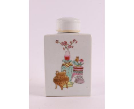 A rectangular porcelain tea caddy, China 20th century. Polychrome decor of symbolism and characters, h 16 cm, tot. 2x.