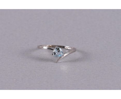 An 18 carat 750/1000 gold ring with a heart-shaped cut aquamarine. Ring size 17.75 mm.