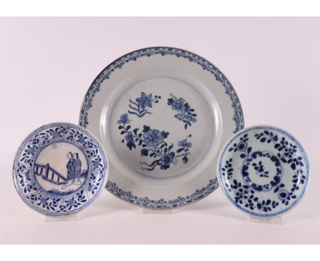 A Chinese blue and white porcelain plate, Qianlong, 18th C. Blue underglaze decoration of, among other things, peonies on the