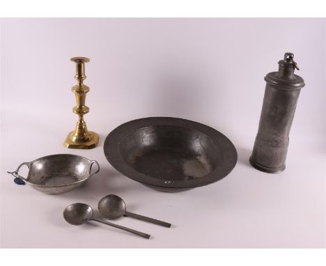 A lot of various tin, including jug and spoons, including 18th century. Hereby a brass candlestick, tot. 6x.