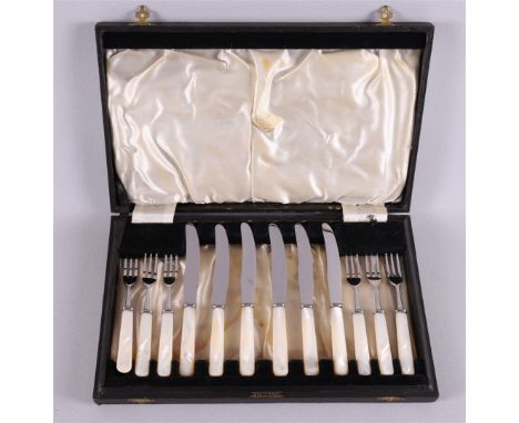 A fruit cutlery with mother-of-pearl handles in original cassette, around 1900.