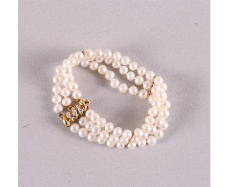 A three-row pearl bracelet 18 kt 750/1000 gold clasp, length 17 cm.