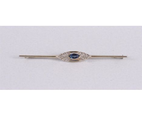 An 18 carat 750/1000 white gold Art Deco brooch set with oval cut blue sapphire, 1st half 20th century, length 6 cm.