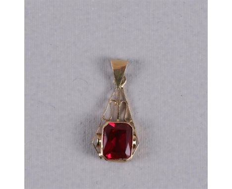 A 14 kt 585/1000 gold Art Deco pendant with a facet cut synthetic ruby.