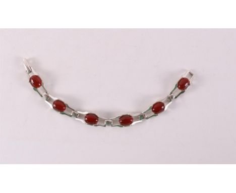 A second grade 835/1000 silver Art Deco bracelet with cabochon cut carnelian, 20th century, l 19 cm.