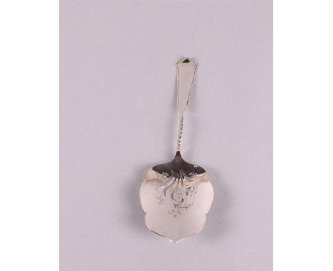 A second grade 835/1000 silver pie scoop, floral decorated, with twisted handle and pearl rim, year letter 1888.