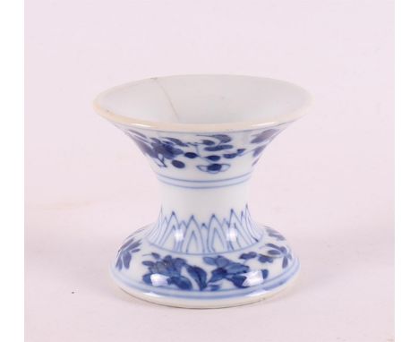 A blue and white porcelain one-light candlestick, China, Kangxi, around 1700. Blue underglaze floral decoration, marked with 