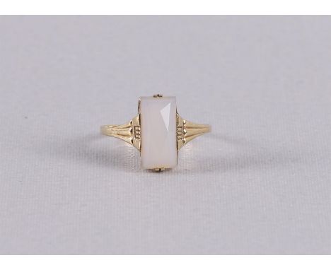 A 14 kt 585/1000 gold Art Deco ring with a facet cut light gray stone. Ring size 18.5 mm.