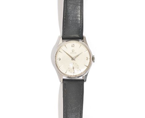 An Omega M.O.D issue gentleman's wristwatch, the signed silvered dial with black Arabic numerals and with centre seconds, det