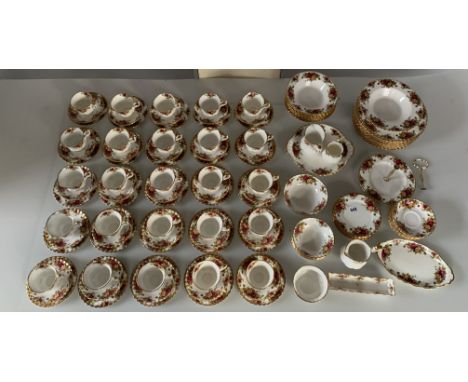121 piece Royal Albert Country Rose tea and dinner service comprising 11 dinner plates, 30 side plates, 25 cups, 32 saucers, 