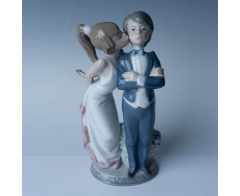 This Lladro porcelain figurine, titled Let's Make Up (Number 01005555), was designed by artist Juan Huerta in 1989 and retire