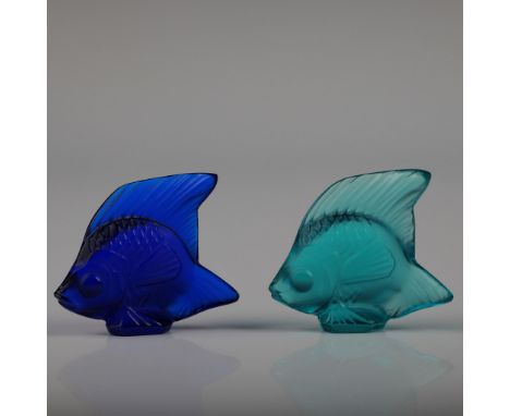 This pair of elegant frosted glass fish figurines exudes sophistication and charm, reminiscent of iconic designs by Lalique. 