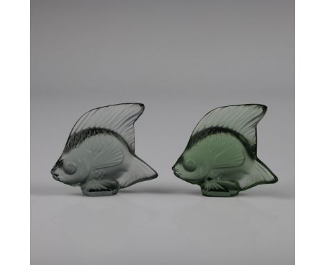 This pair of elegant frosted glass fish figurines exudes sophistication and charm, reminiscent of iconic designs by Lalique. 