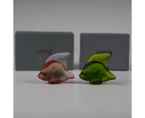 This pair of elegant frosted glass fish figurines exudes sophistication and charm, reminiscent of iconic designs by Lalique. 