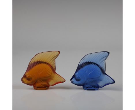 This pair of elegant frosted glass fish figurines exudes sophistication and charm, reminiscent of iconic designs by Lalique. 