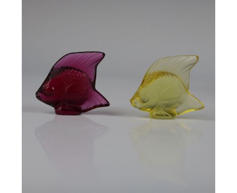 This pair of elegant frosted glass fish figurines exudes sophistication and charm, reminiscent of iconic designs by Lalique. 