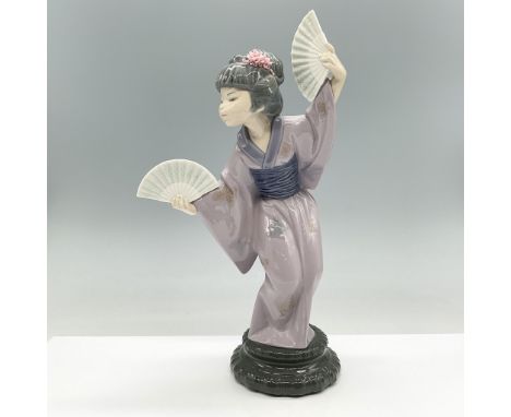 Stunning Lladro porcelain figurine titled Madame Butterfly, model number 01004991, designed by Vicente MartÃƒÂ­nez. This exqu