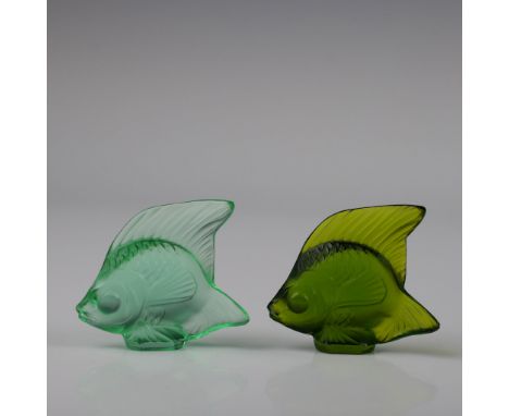 This pair of elegant frosted glass fish figurines exudes sophistication and charm, reminiscent of iconic designs by Lalique. 