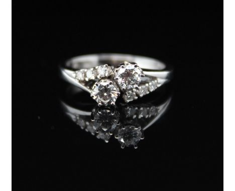Ring aus 585er Weißgold mit 2 Brillanten, je 0,20 ct in hoher Qualität und 8 Diamanten im Achtkantschliff, gesamt ca. 0,50 ct