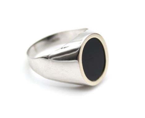 Herrenring aus 585 Weißgold mit einem Onyx.Gewicht: 4,3 g, Größe: 63, 20,1 mm / Men's ring in 585 white gold with an onyx.Wei