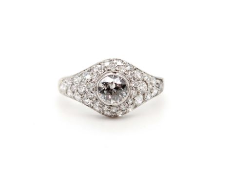 Art Deco Ring geprüft auf 900er Platin mit 41 Diamanten, 16 im Achtkantschliff, 25 im Altschliff, ges. ca. 1,80 ct, Hauptstei