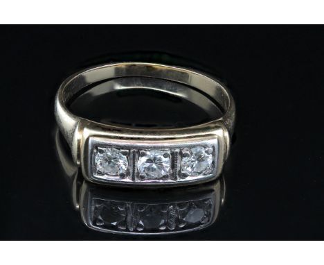 Ring aus 585er Gold / Platin mit 3 Brillanten, ges. ca. 0,45 ct, VVS - VS, H - I. Gewicht: 4,2 g, Größe: 55, 17,5 mm / Ring m