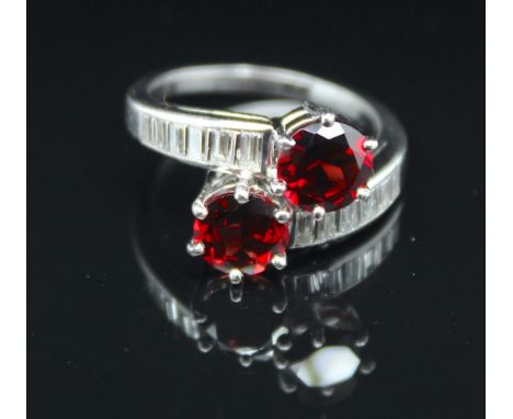 Ring aus 750er Weißgold mit 2 Granaten und 12 Diamanten im Baguetteschliff, ges. ca. 0,5 ct, VS, H - I.Gewicht: 4,6 g, Größe:
