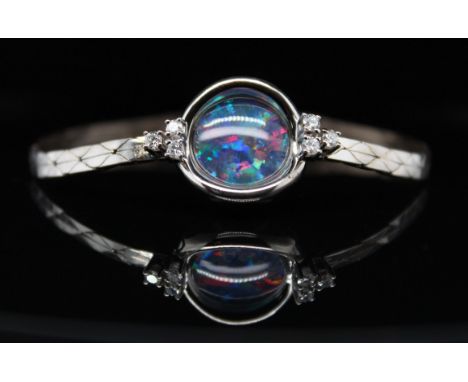 Armband aus 585er Weißgold mit einer Opal-Triplette und 6 Brillanten, ges. ca. 0,3 ct, VS - SI, G - H. Gewicht: 13,4 g, Länge