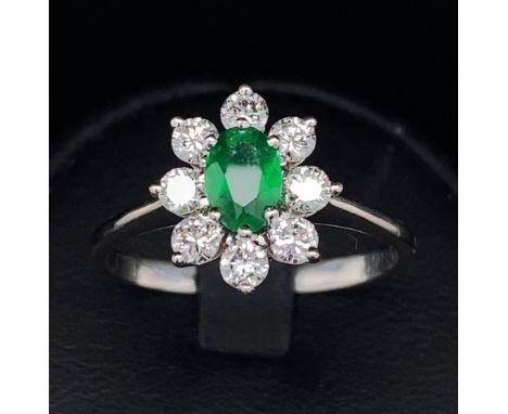 Ring aus 750er Weißgold mit 1 Beryll / Beryll-Triplette und 8 Brillanten, ges. ca. 0,55 ct, SI, G - H.Gewicht: 3,8 g, Größe: 