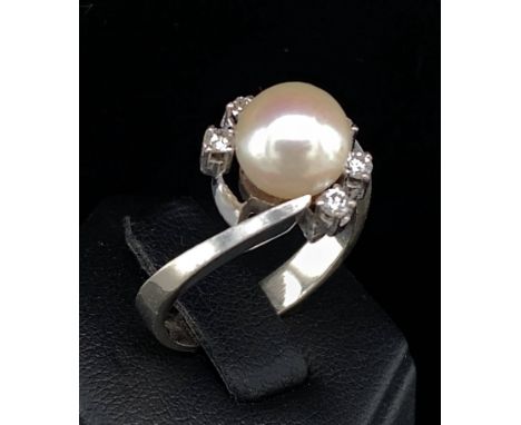 Ring aus 585er Weißgold mit einer Zuchtperle, Durchmesser 8,6 mm und 5 Brillanten, ges. ca. 0,17 ct, VS, G - H.Gewicht: 5,6 g