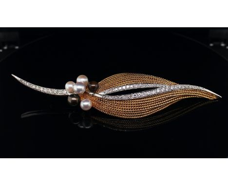 Brosche aus 750er Gold mit 56 Diamanten (24 im Brillantschliff, 32 im Achtkantschliff), ges. ca. 1,10 ct, hoher Reinheits- un