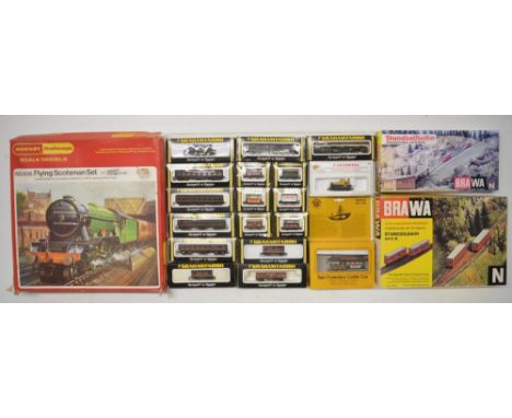 Collection of N and OO/HO gauge railway models to include 4x N gauge electric locomotives, passenger coaches and rolling stoc