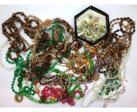 Box of mixed costume jewellery necklaces. P&amp;P Group 1 (£14+VAT for the first lot and £1+VAT for subsequent lots) 