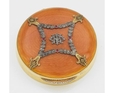 im Stil von Karl Fabergé. Silber, vergoldet, teilw. emailliert. Runde Form. Der Deckel orangefarben emailliert über wellenför
