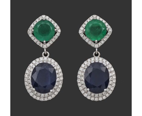 Weißgold, gest. 750. Schauseitig besetzt mit zwei kolumbianischen Smaragden von zus. ca. 2,70 ct. und royalblauen Saphiren vo