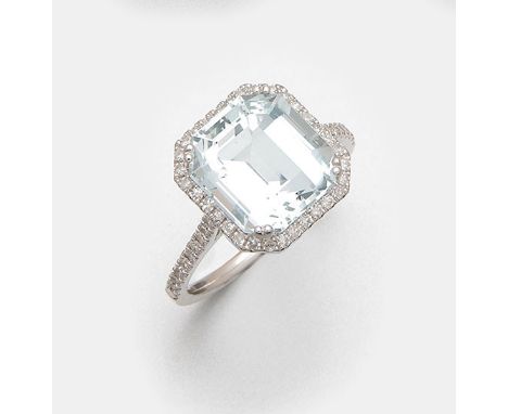 Weißgold, gest. 750. Zentral besetzt mit einem himmelblauen Aquamarin von ca. 5,60 ct., entouriert von Brillanten von zus. ca