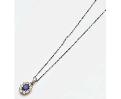 14 ct. Gelb- und Weißgold. Zentral besetzt mit einem royalblauen Stein, entouriert von Altschliffdiamanten von zus. ca. 0,50 