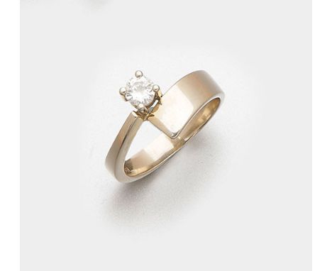 Weißgold, gest. 585. Zentral besetzt mit einem Brillanten von ca. 0,25 ct. (F-G/if). Gew. ca. 3,97 g. Beiliegend Expertise.Ri