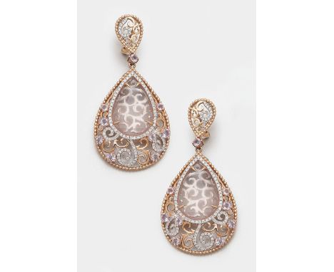 Roségold, gest. 585. Besetzt mit zwei nudefarbenem Chalcedonen von zus. ca. 40 ct. im Briolettschliff, akzentuiert durch Diam