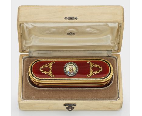 im Stil von Karl Fabergé. Mit Holz-Etui. Silber, vergoldet und teilw. emailliert. Rechteckiger Korpus mit gerundeten Ecken. U