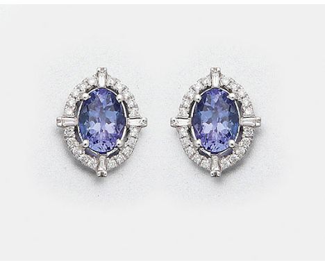Weißgold, gest. 750. Zentral besetzt mit zwei violettblauen Tansaniten von zus. ca. 0,28 ct., entouriert von Diamanten von zu