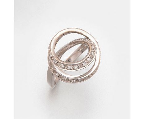 Weißgold, gest. 750. Spiralartiger Ringkopf in korrespondierende Ringschiene übergehend, ausgefasst mit kleinen Diamanten. He