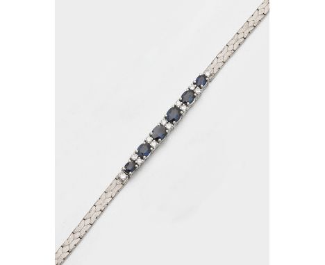 Weißgold, gest. 585. Schauseitg besetzt royalblauen Saphiren von zus. ca. 1,40 ct. im Ovalschliff, unterteilt durch Brillante