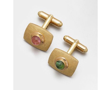 Gelbgold, gest. 750. Schauseitig besetzt mit einem rosafarbenem und einem apfelgrünen Turmalincabochon. Sehr schöne Goldschmi