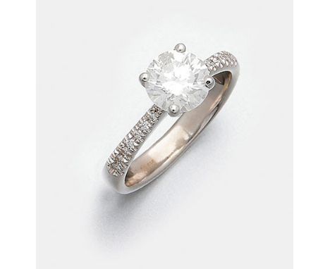 Weißgold, 14 ct.; Zentral besetzt mit einem Brillanten von ca. 1,45 ct. (F/si), flankiert von kleinen Diamanten von zus. ca. 