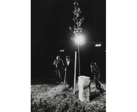 (1952 Kassel - 2009 ebenda)"Joseph Beuys bei Nacht". OriginaltitelSchwarz-Weiß-Fotografie, 1984 Silbergelatine-Abzug/Barytpap