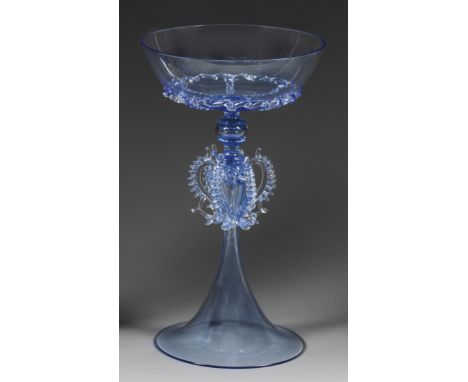 Hellblaues, transparentes Glas. Trompetenfuß, Balusterschaft mit sechs applizierten Flügeln, weite Schalenkupppa mit untersei