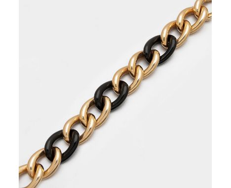 Gelbgold, gest. 750. Einreihiges Armband aus Panzergliedern, im dekorativen Wechsel mit schwarz emaillierten Gliedern. Sehr s