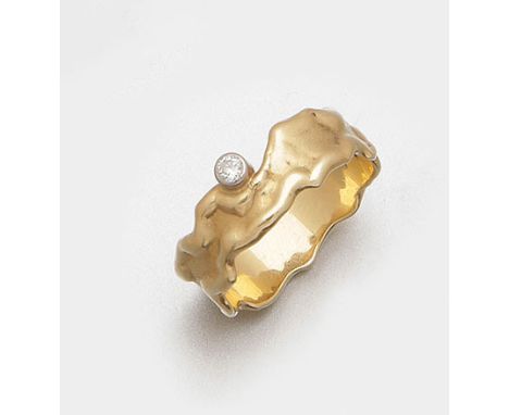 Gelbgold, gest. 585. Passig geschweifte Bandform, besetzt mit einem Brillanten von ca. 0,05 ct.; Gew. ca. 4,85 g.Ring set wit